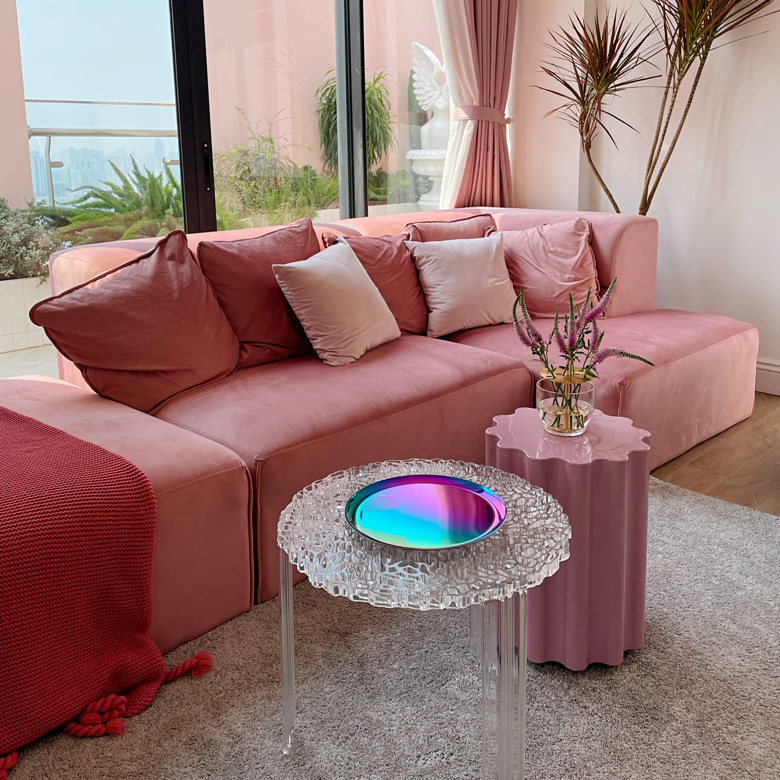 Quỳnh Anh Shyn bày trí những bộ ghế sofa to