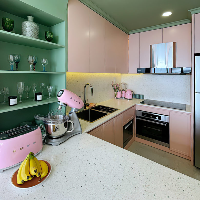 Gian bếp trong penthouse của Quỳnh Anh Shyn