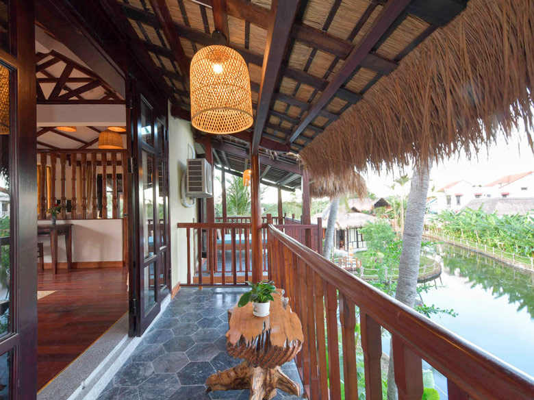 Phòng Executive Suite còn có ban công hướng ra hồ nước và vườn cây