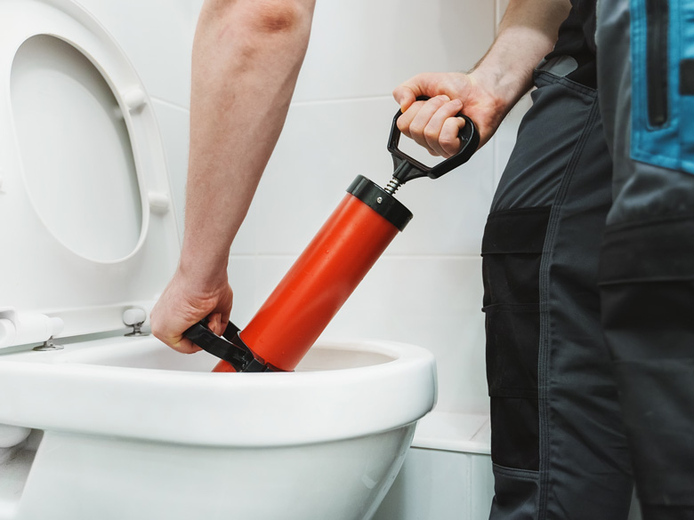 Tắc nghẹt bồn cầu là một trong những nguyên nhân khiến nhà vệ sinh bị hôi mùi cống
