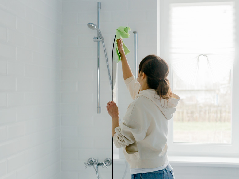 Lau dọn thường xuyên là cách xử lý mùi hôi nhà vệ sinh triệt để