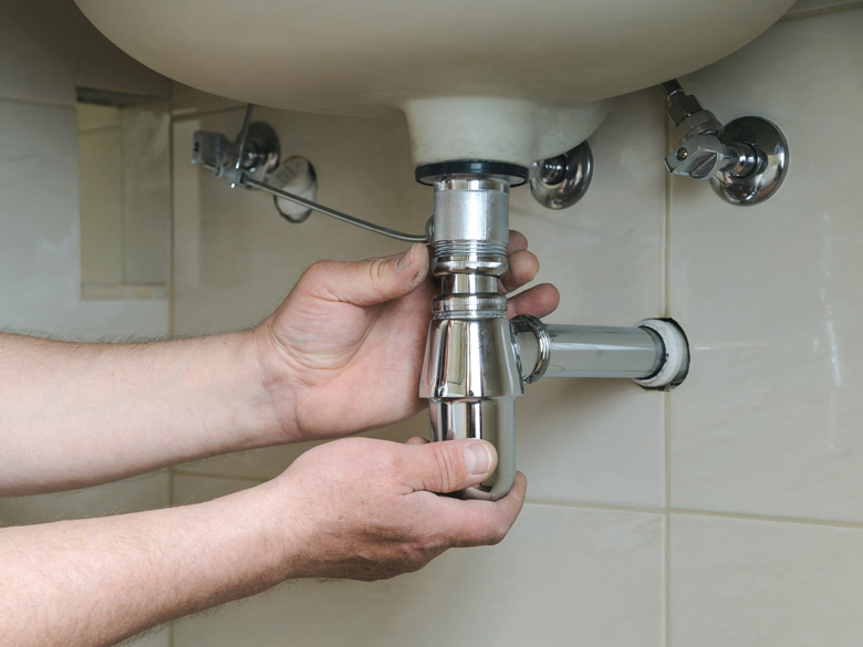 Kiểm tra ống xả của bộ xi phông có hư hỏng hoặc bị tắc nghẹt