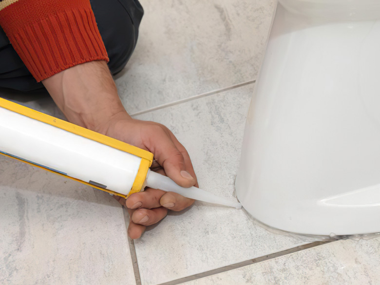Chít keo kẻ ron gạch xung quanh chân bồn cầu và phễu thoát sàn