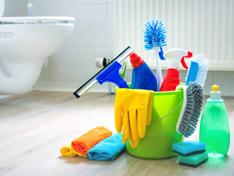 Chuẩn bị những dụng cụ để làm sạch nhà vệ sinh