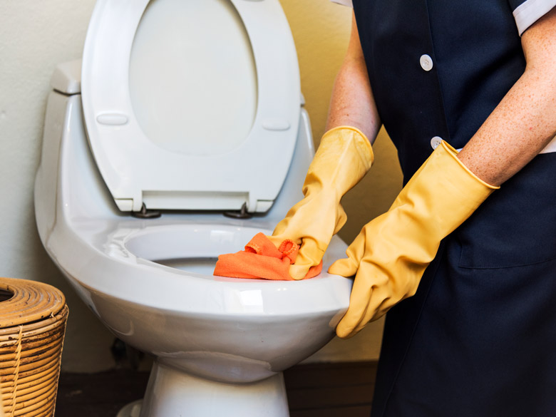 Cọ rửa bồn cầu là bước làm sạch nhà vệ sinh sát hợp nhất