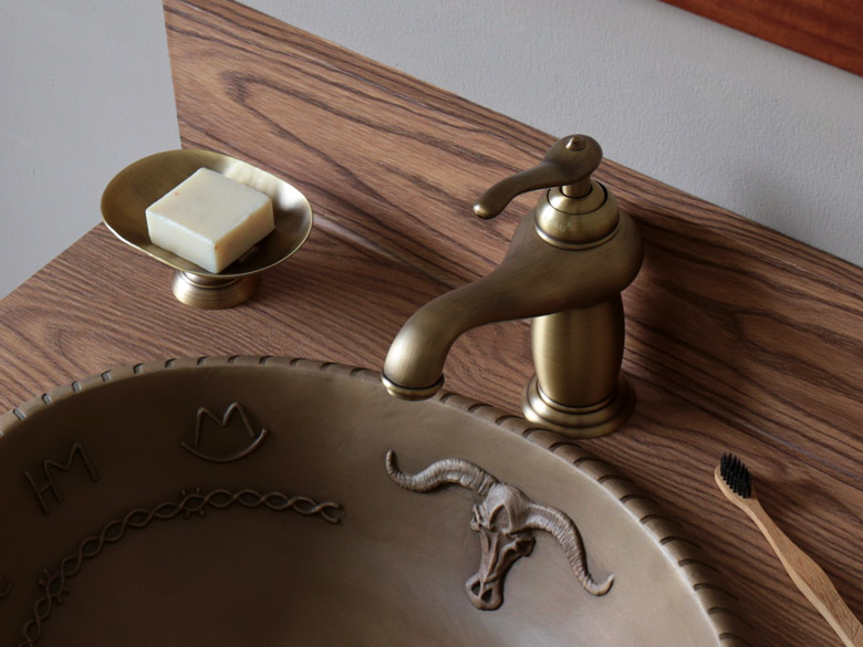 Vòi nước lavabo âm bàn kiểu dáng đèn thần