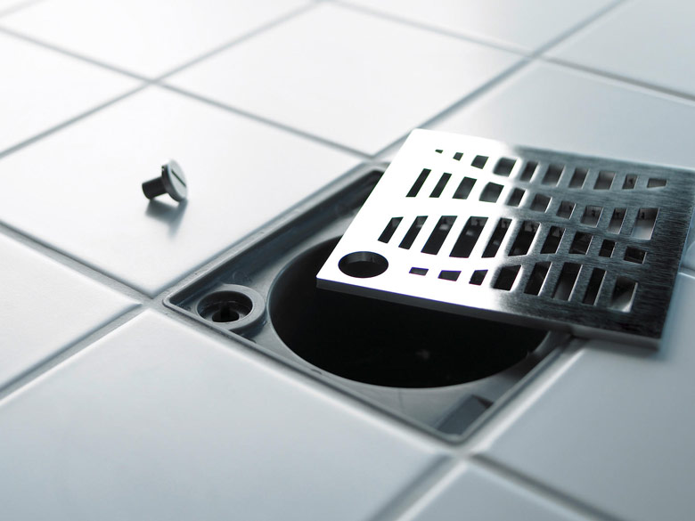 Phễu thoát sàn điều hướng nước thải chảy xuống ống cống nhà tắm