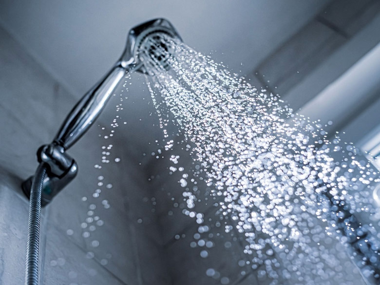 Áp lực nước lớn thì tia nước phun ra từ sen tắm sẽ xuống đều và mạnh