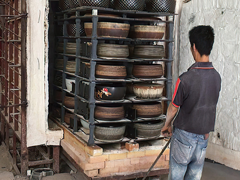 Chậu sứ làm từ đất sét trắng cao lanh có nhiệt độ nung từ 1280°C – 1350°C