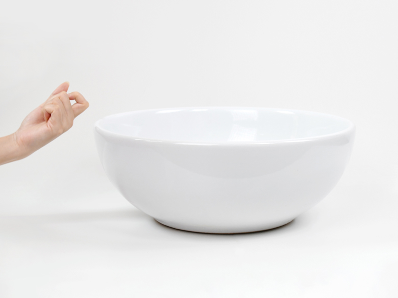 Dùng thanh kim loại hoặc ngón tay gõ nhẹ để phân biệt chậu gốm và sứ