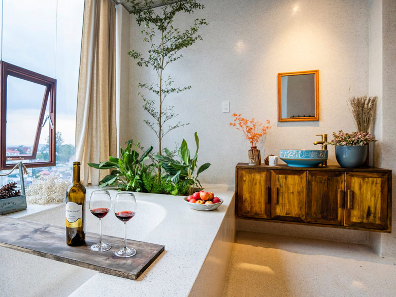 Chậu sứ hoa văn cách điệu và chiếc vòi bằng đồng tạo điểm nhấn độc đáo