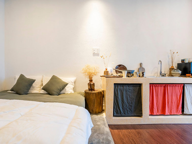 Không gian bếp và giường ngủ được sắp xếp ngăn nắp