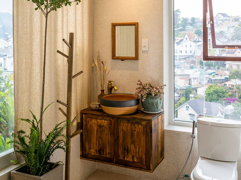 Chiếc vòi đồng và chậu sứ rửa tay màu cam đất phong cách hoài cổ
