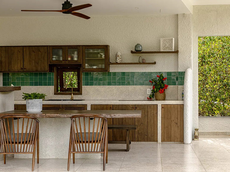 Khu bếp được thiết kế với không gian mở liên thông với sân vườn