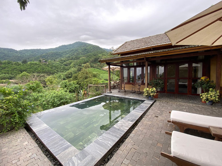 Vùng đất xây dựng Lily's Home & Retreat có địa thế tọa sơn vọng thủy