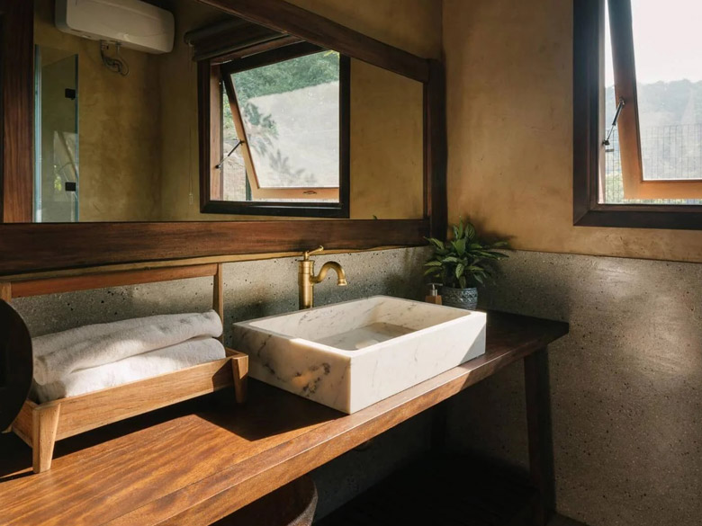 Lavabo đá marble tự nhiên lắp đặt cùng vòi nước đồng thau có kiểu dáng cổ điển